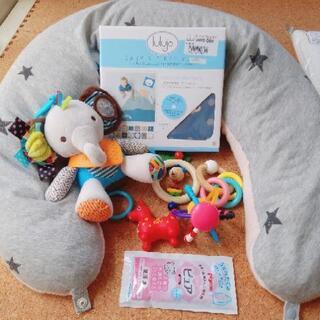 授乳クッション1点ルルジョ月齢フォトセット1点おくるみ2点セレモニードレス用帽子1点おもちゃ5点の画像