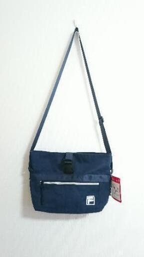 新品タグ付きFILA(フィラ)◇ ロールミニショルダーバッグ♪ネイビー\nサイズ約幅30 × 高20 × マチ10cm\n
