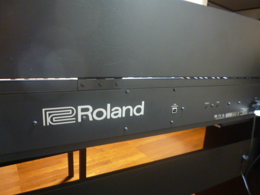 ROLAND F-140R 中古　２０１５年製 椅子付き