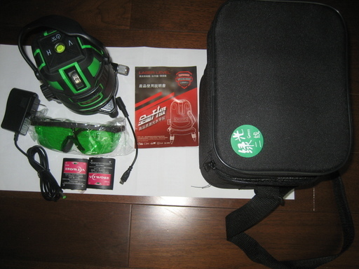 2ラインのグリーンレーザー墨出し器