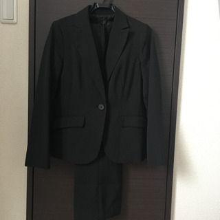 パンツスーツ黒の画像