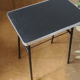 一息つくための小ぶりなカフェテーブル。の画像