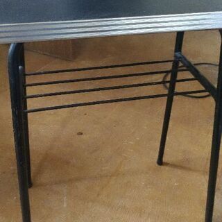 一息つくための小ぶりなカフェテーブル。