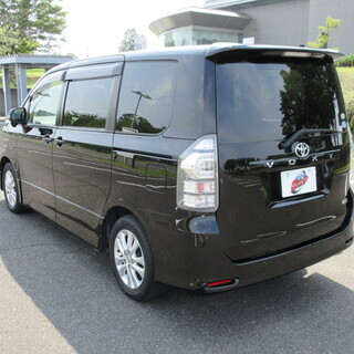 【自社ローン】★保証人なし★全国対応★大人気ミニバン　ヴォクシー　Ｚ　８人乗り　シ－トアレンジ多彩で使いやすさバツグン！★の画像