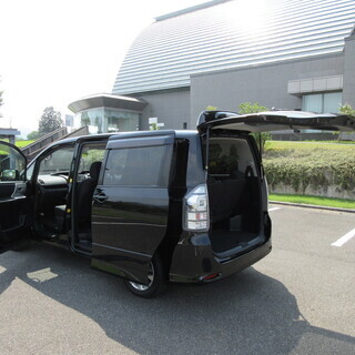 【自社ローン】★保証人なし★全国対応★大人気ミニバン　ヴォクシー　Ｚ　８人乗り　シ－トアレンジ多彩で使いやすさバツグン！★の画像