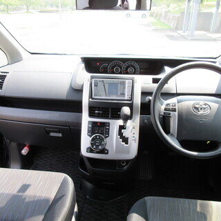 【自社ローン】★保証人なし★全国対応★大人気ミニバン　ヴォクシー　Ｚ　８人乗り　シ－トアレンジ多彩で使いやすさバツグン！★の画像