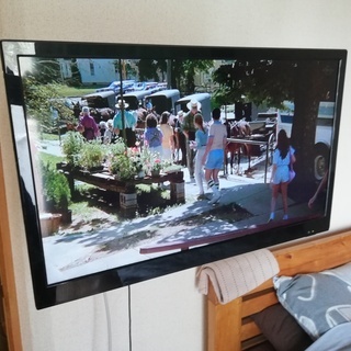 24型フルハイビジョン　TV　PC用アーム付き。