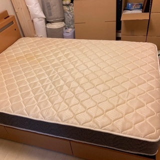 ダブルベッドの画像