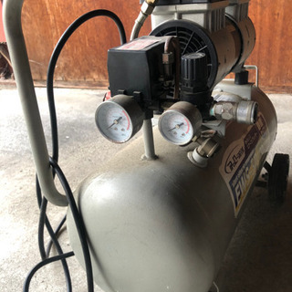 静音オイルレスコンプレッサー30Lとインパクトレンチの画像