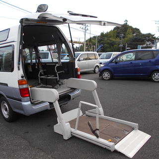 ジモティー限定！ガソリン100ℓプレゼント☆自社ローンあり☆福祉車両10人乗り🍀エブリーオート本店☆トヨタ☆ハイエースコミューター☆車いす２台固定・電動リフトストレッチャー付き！10人乗り☆2400ｃｃ☆の画像