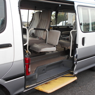 ジモティー限定！ガソリン100ℓプレゼント☆自社ローンあり☆福祉車両10人乗り🍀エブリーオート本店☆トヨタ☆ハイエースコミューター☆車いす２台固定・電動リフトストレッチャー付き！10人乗り☆2400ｃｃ☆の画像