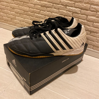 フットサルシューズadidas 27.5cmの画像