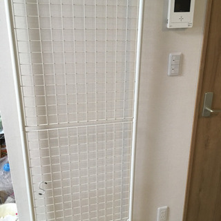 突っ張りメッシュワイヤーネット 壁収納