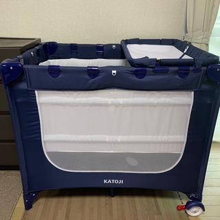 カトージ ポータブルベビーベッド おむつ替えテーブル付（ネイビーブルー）