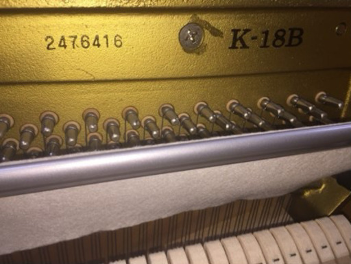 リビングにもマッチするカラーのカワイ K18 アップライトピアノ