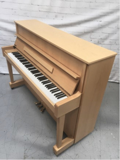 リビングにもマッチするカラーのカワイ K18 アップライトピアノ