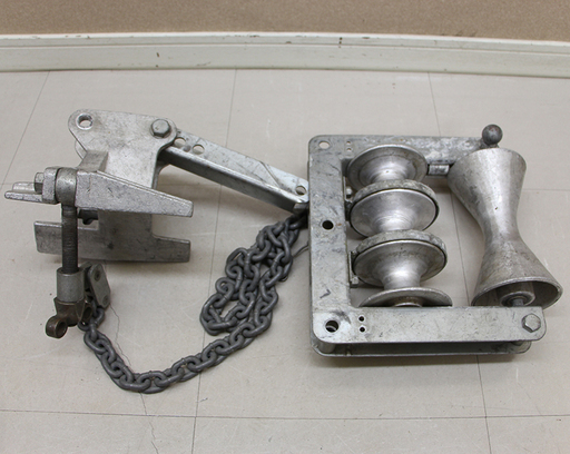 ケーブル布設工事用機材 金車 3連+1? 朝日金属精工②(HD769wY)
