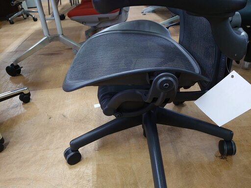 【店舗同時販売中】Herman Miller/ハーマンミラー　アーロンチェア　スタンダート　グラファイト　事務用品【店頭ご来店購入限定】