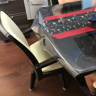 取引中　ダイニングテーブルとイスの画像