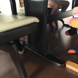 取引中　ダイニングテーブルとイス