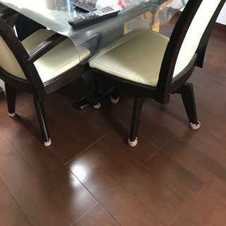 取引中　ダイニングテーブルとイスの画像