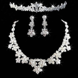 結婚式用 美品！ティアラ、ネックレス、ピアスセット
