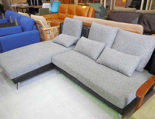 3人掛けカウチソファ 布×レザー グレー/ブラック オシャレ 贅沢ゆったりソファ 脚金属 北欧モダン風 札幌市東区 新道東店