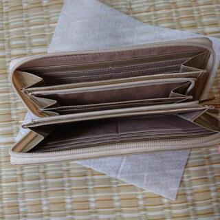 ゴールド系の長財布の画像