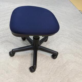背もたれのない椅子(2)