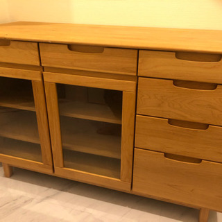 値下げしました‼︎脚付の食器棚　使用期間2年半