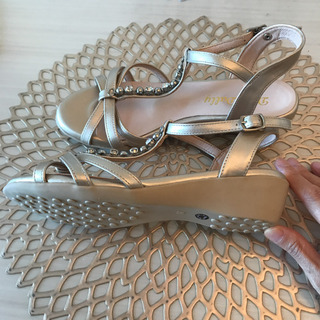 シャンパンゴールドのサンダル23.5cm✨の画像