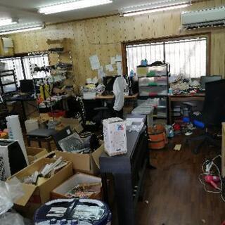 商品の清掃と梱包・発送作業の画像