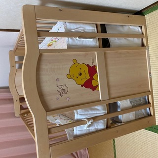 ベビーベッド　プーさん（マット、ベビーベッドガード、メリー付）の画像
