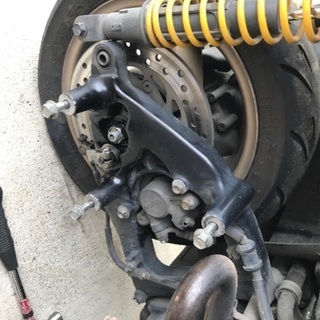 バイクのホイール外し（ナットが硬くて回らない）、タイヤ交換 - 上尾市
