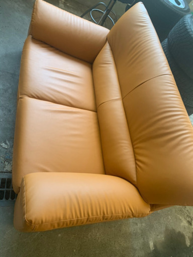 合成革でとても良い色のソファー