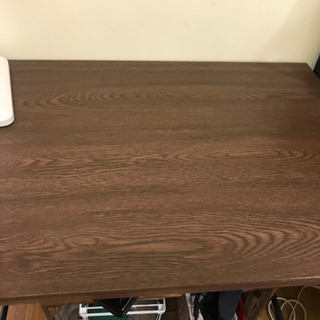 たくさん置けて変形もできるデスクの画像