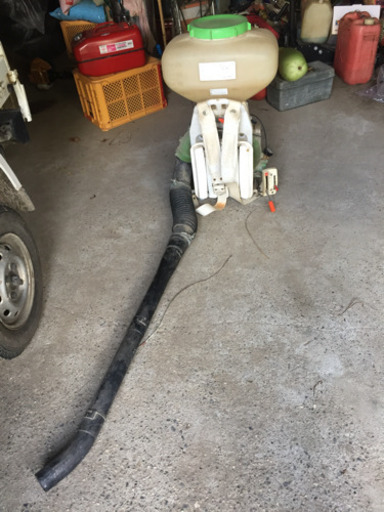 背負動力散布機