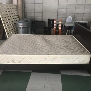 ダブルベッド一式(マットレス+脚)の画像