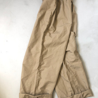 ベージュのワイドパンツ