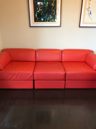 赤革張りソファー