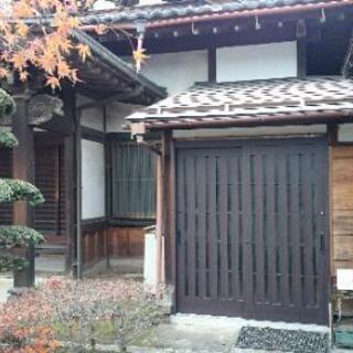 お寺でヨガ教室の画像