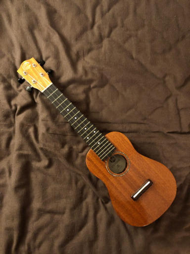 ウクレレ（ケース、チューナー、教本、レザークロス付き）