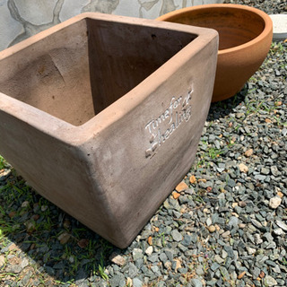 決定しました。　大きい植木鉢2つ　無料
