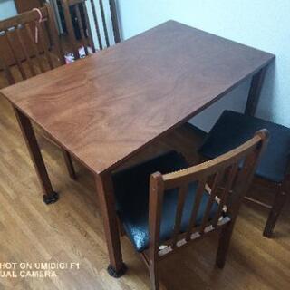 ダイニングテーブルと椅子の画像