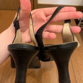 アカクラ　オープントゥパンプス 黒 サンダル　本革の画像