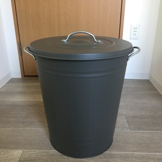 ふた付きゴミ箱の画像