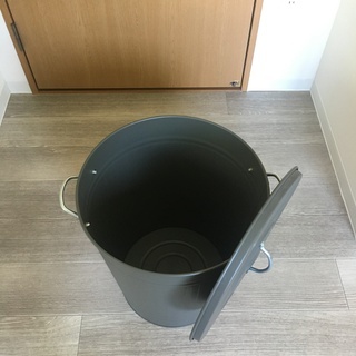 ふた付きゴミ箱の画像