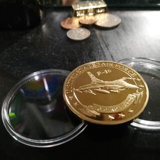 【非売品・記念品】アメリカ合衆国空軍 F-16戦闘機のコインの画像