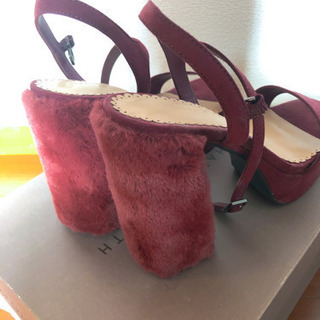 美品 CHARLES&KEITH ファー サンダルの画像