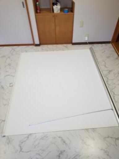 プロジェクタ―用スクリーンです。